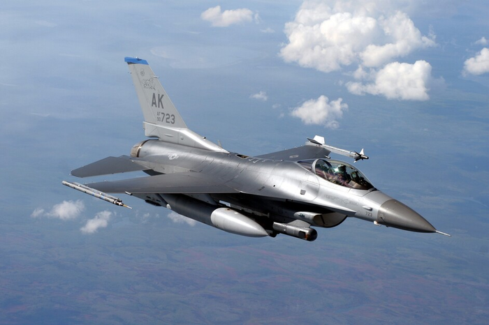 GENERAL DYNAMICS F-16 FIGHTING FALCON