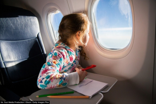 Jak podróżować samolotem z dzieckiem? Praktyczne wskazówki